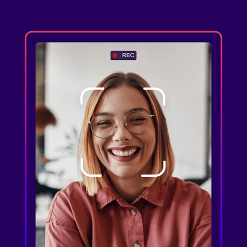 Eine Frau mit Brille wird auf einem Tablet aufgenommen.