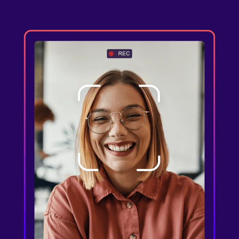 Eine Frau mit Brille wird auf einem Tablet aufgenommen.
