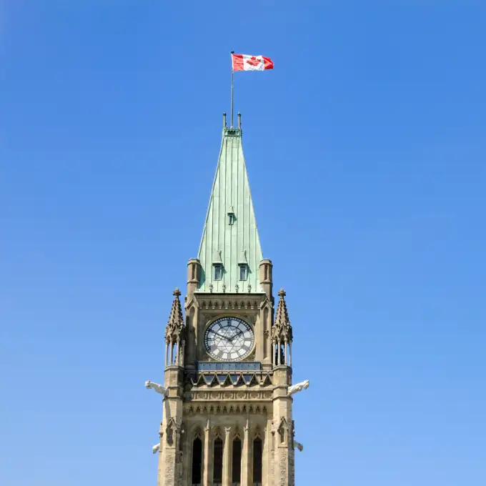 Capitole dans un ciel bleu avec des nuages blancs