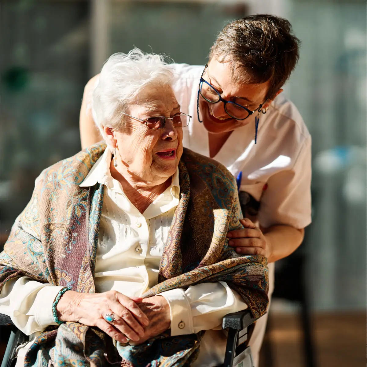 Une femme médecin et une patiente dans un décor médical. Docusign permet aux professionnels de santé d’améliorer le parcours de soins des patients.