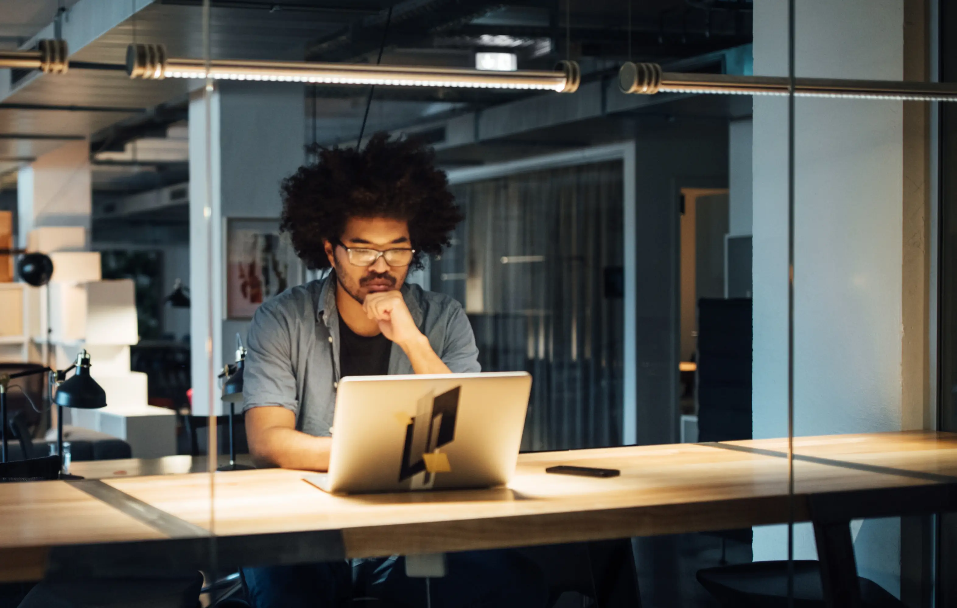 Männer, die im Büro an einem Laptop arbeiten