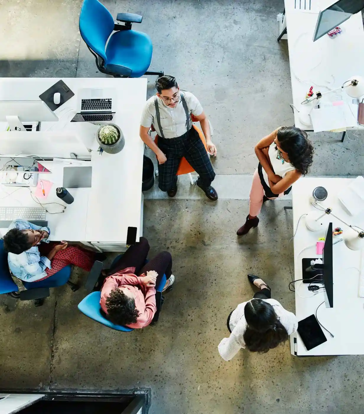 Vista aérea de un equipo de diseño en una reunión en una oficina
