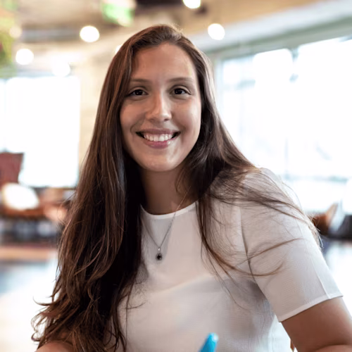Femme d’entreprise avec des lunettes en pleine conversation
