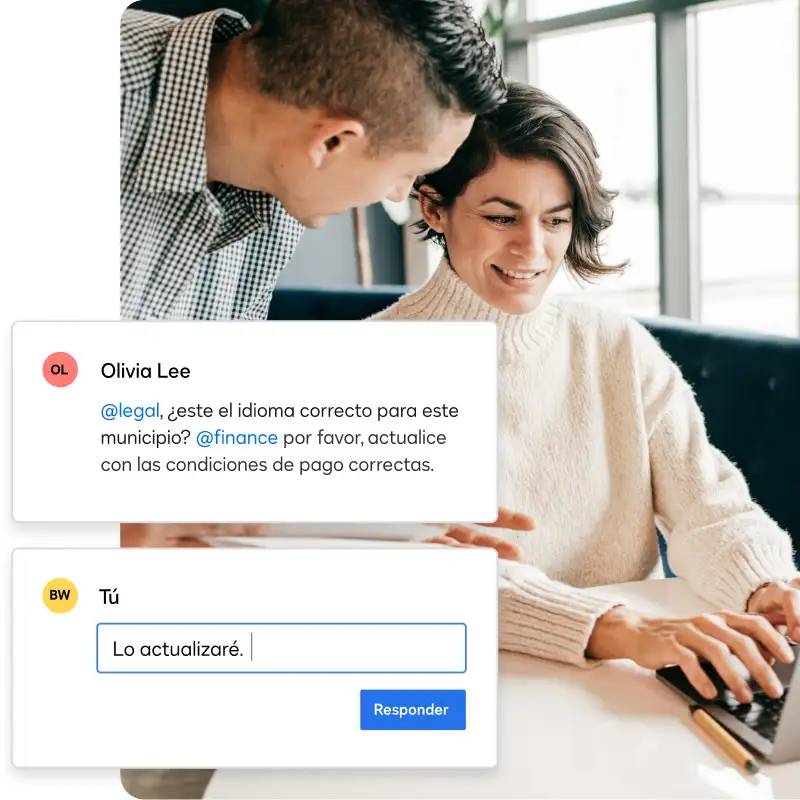 Dos personas viendo una computadora portátil con una conversación por chat