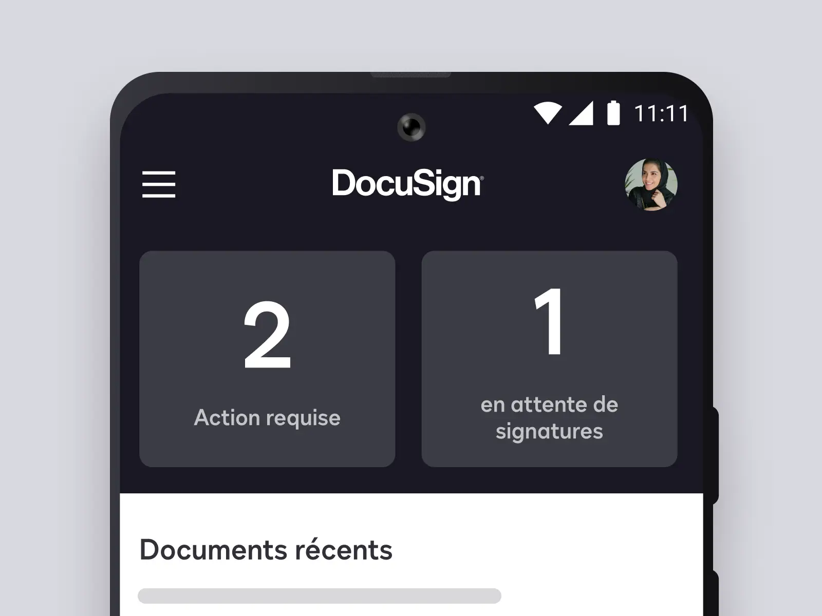 Écran de téléphone affichant l’application DocuSign avec des documents récents et des actions requises