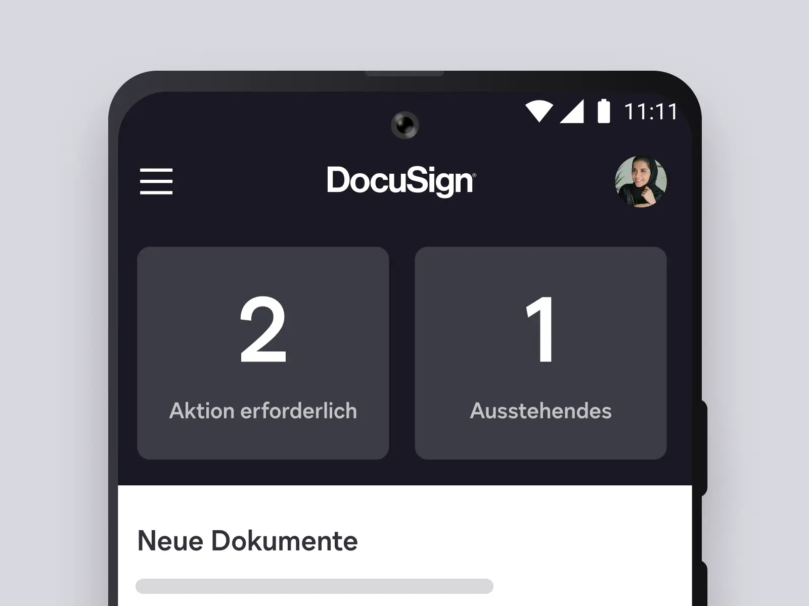 Handydisplay zeigt DocuSign-App mit aktuellen Dokumenten und erforderlichen Aktionen