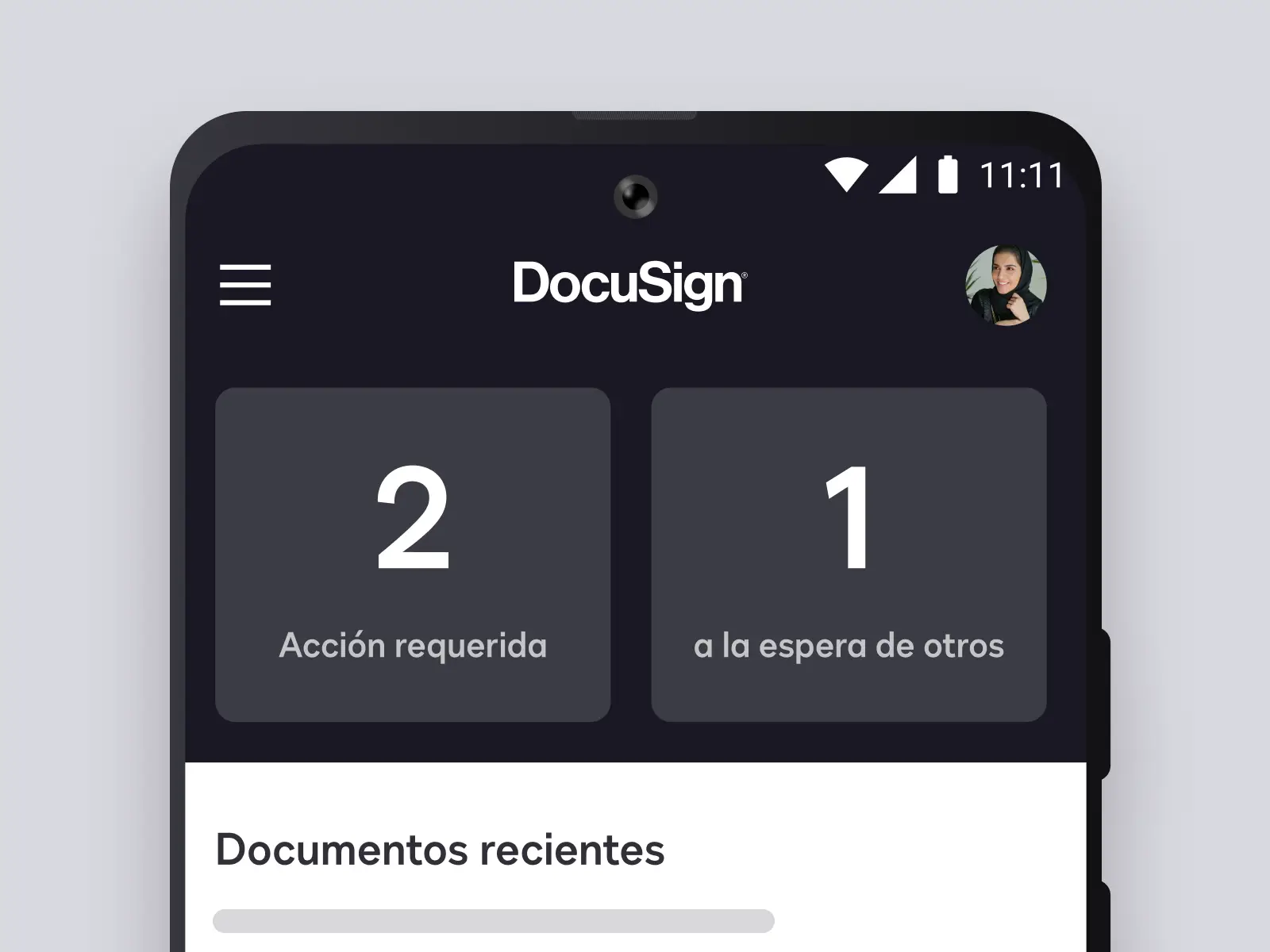 Pantalla del teléfono que muestra la aplicación DocuSign con documentos recientes y acciones requeridas
