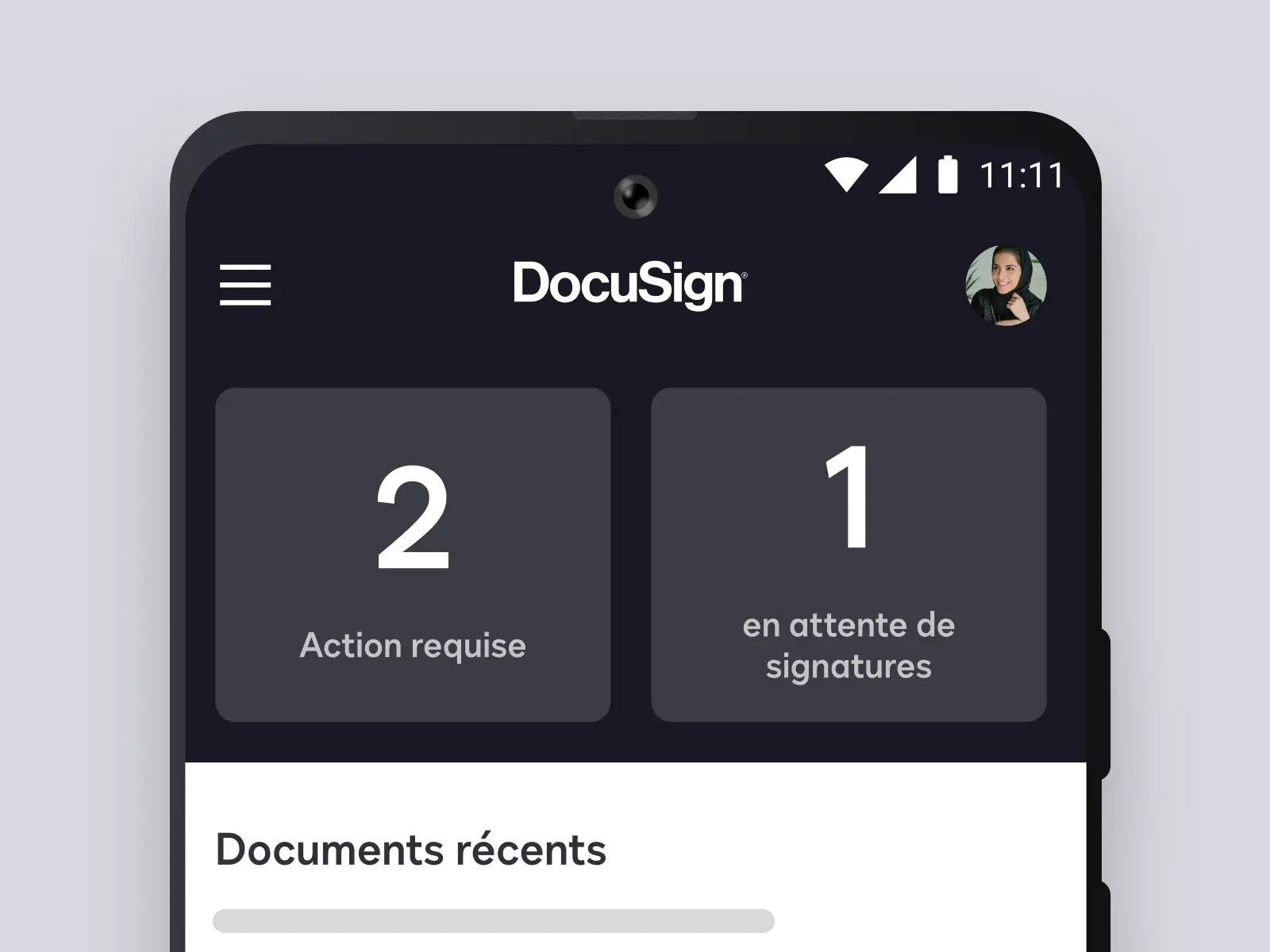 Écran de téléphone affichant l’application DocuSign avec les documents récents et les actions requises