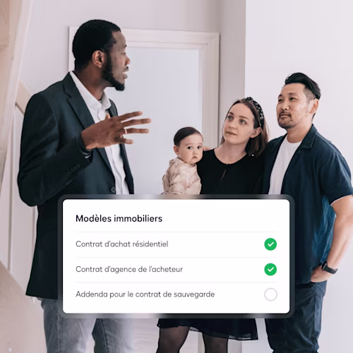 Une famille de trois personnes dans une maison avec un agent immobilier