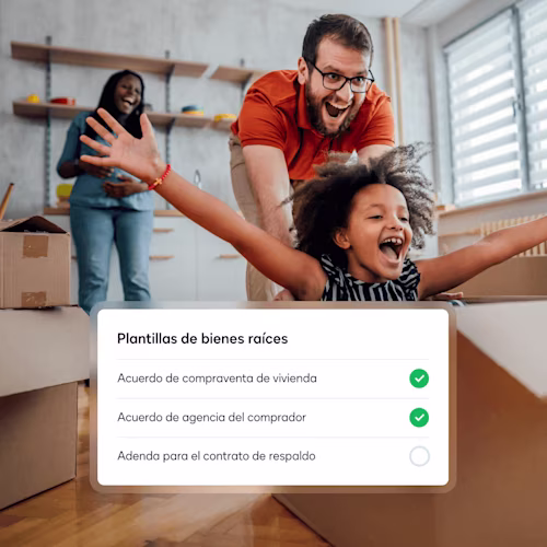 Una familia de tres personas dentro de una casa con un agente inmobiliario