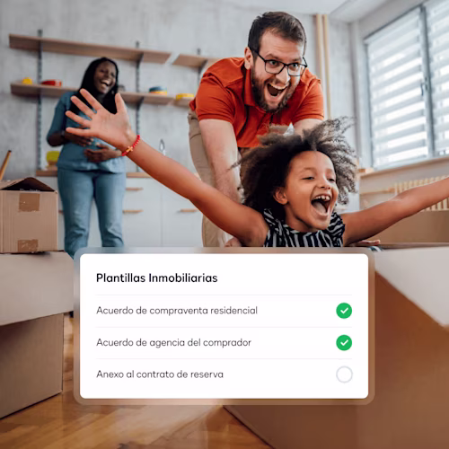 Una familia de tres miembros dentro de una casa con un agente inmobiliario