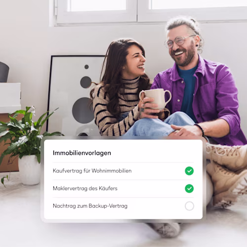 Eine dreiköpfige Familie in einem Haus mit einem Immobilienmakler/einer Immobilienmaklerin