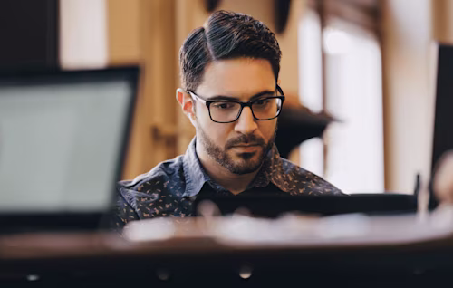 Hombre mirando una pantalla de ordenador