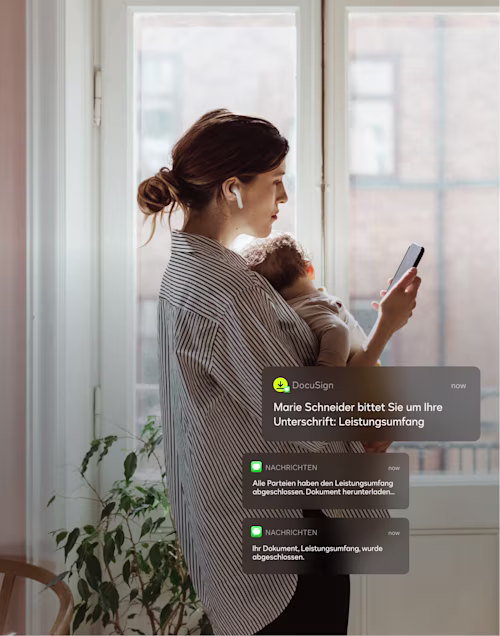 Mutter arbeitet von zu Hause aus und nutzt SMS, um signierte Dokumente auf ihrem Mobiltelefon einzusehen