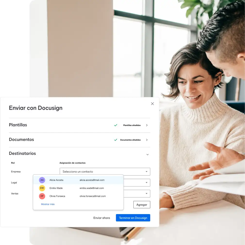 Una mujer con una tableta utiliza Docusign para añadir una plantilla, agregar un documento y elegir destinatarios para enviar un acuerdo.