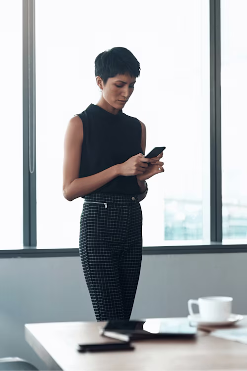 Une femme utilise l'outil de vérification des données sur son téléphone