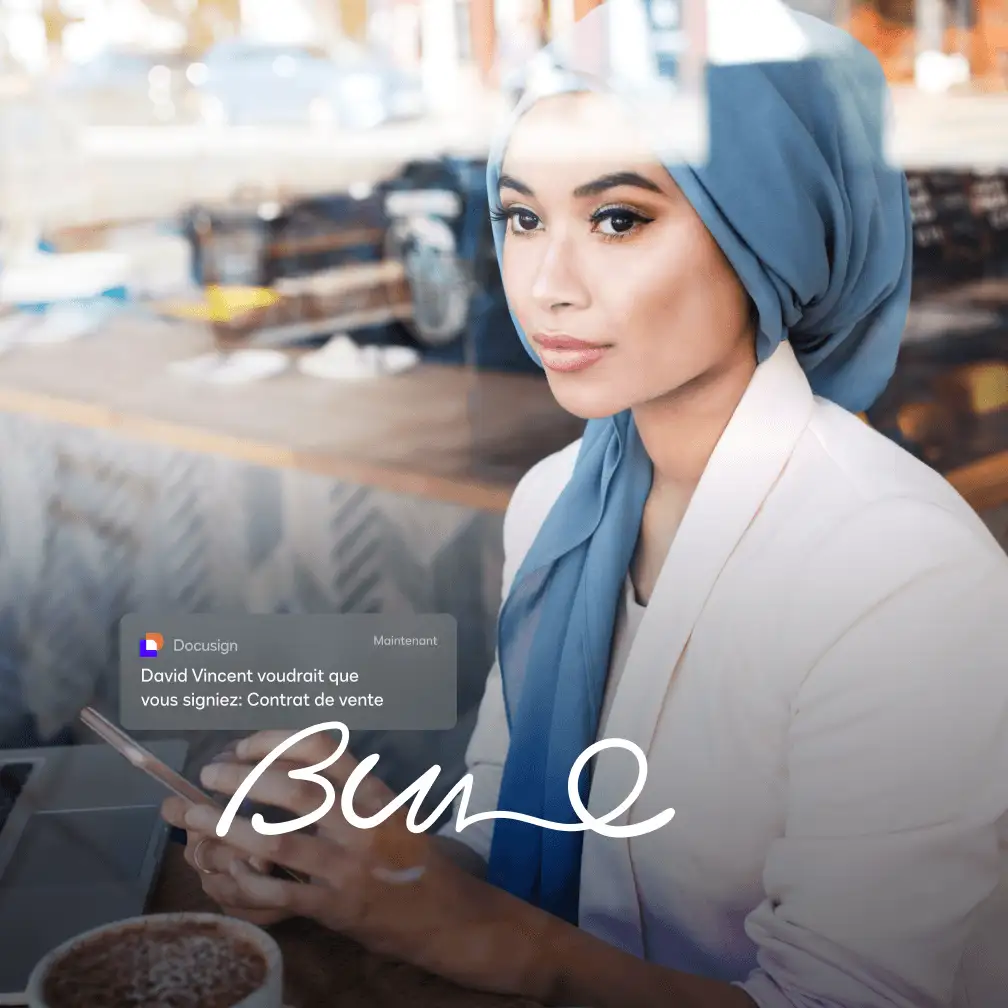 Femme assise dans un café utilisant son téléphone portable pour signer un accord de fournisseur