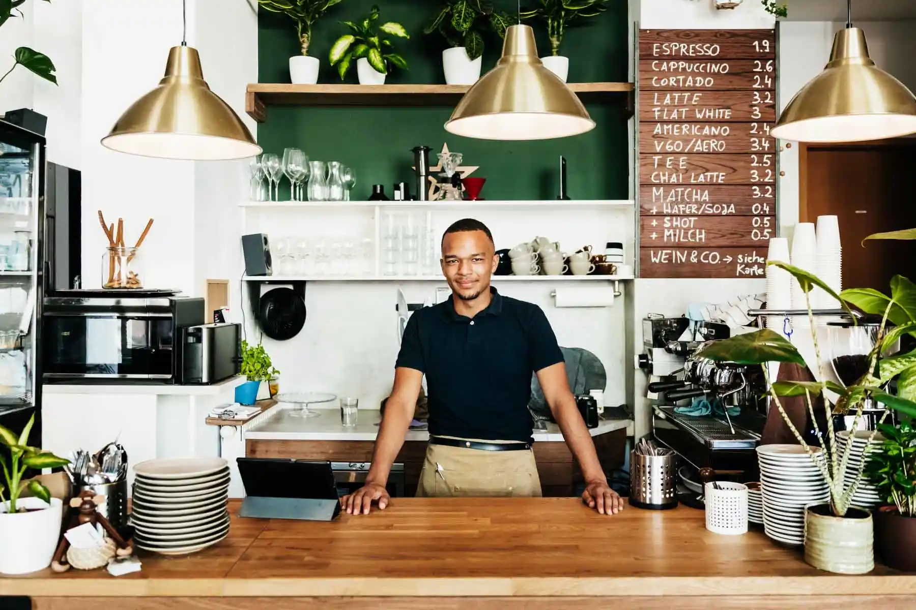 Een barista die aan een toonbank staat