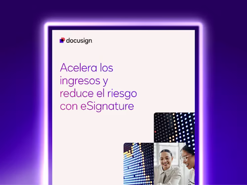 Persona a la moda sonriendo