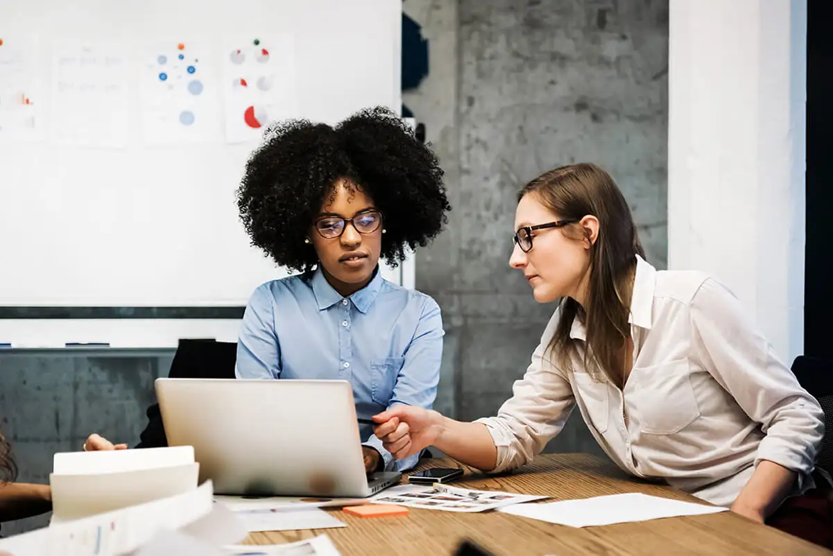 Deux employés en train de discuter dans une entreprise