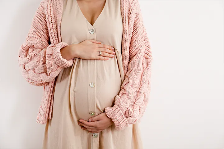 Έγκυος γυναίκα κρατάει την κοιλιά της