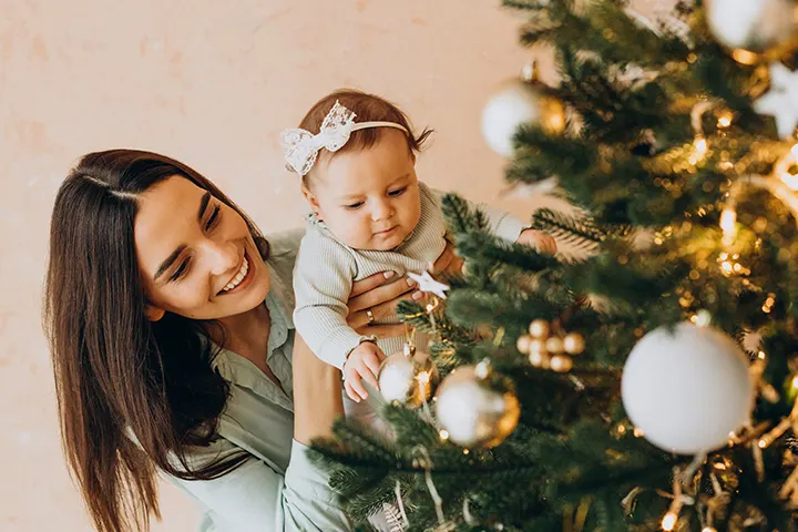 Μαμά με μωρό και χριστουγεννιάτικο δέντρο