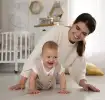 Μωρό μπουσουλάει και μητέρα γελάει