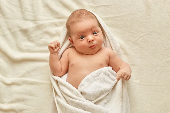 Μωράκι σε πετσέτα