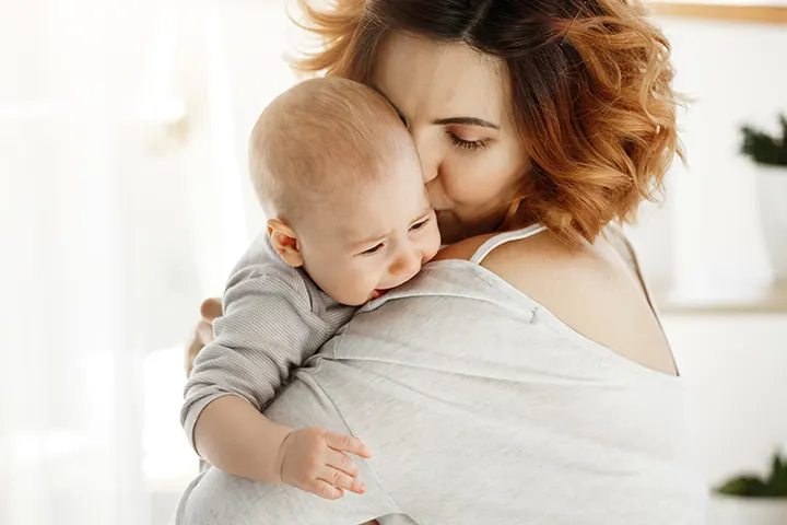 Μωρό που κλαίει αγκαλιά στη μαμά του