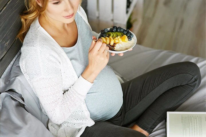 Έγκυος γυναίκα τρώει φρούτα