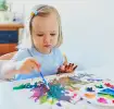 Κοριτσάκι ζωγραφίζει με νερομπογιές