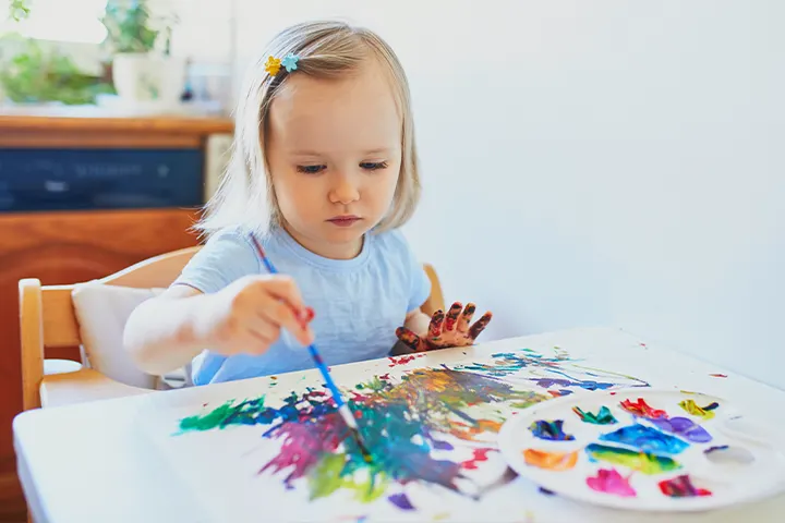 Κοριτσάκι ζωγραφίζει με νερομπογιές