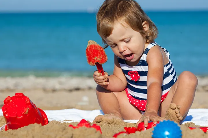 Μωρό παίζει με την άμμο