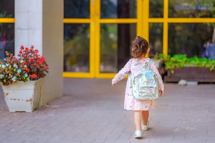Κοριτσάκι πάει στο σχολείο