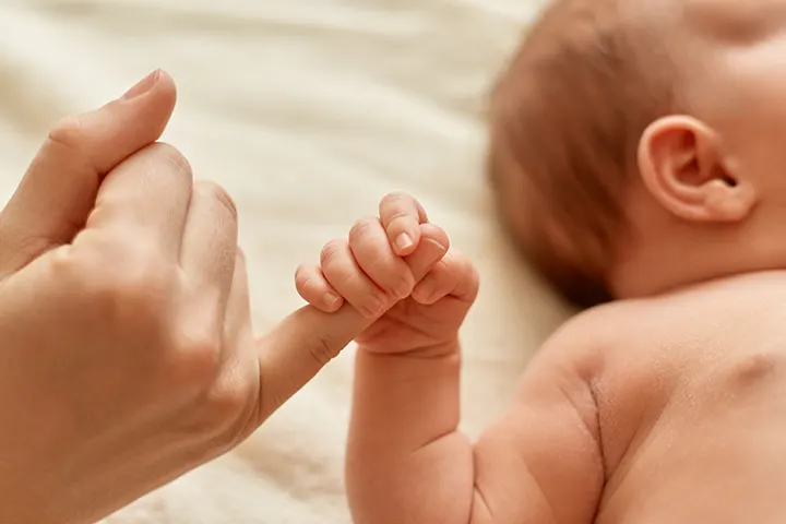 Μωρό κρατάει το δάχτυλο της μαμάς του