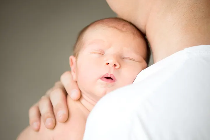 Νεογέννητο μωρό κοιμάται στην αγκαλιά