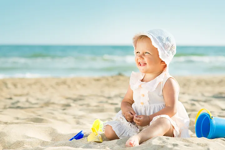 Μωράκι στην παραλία