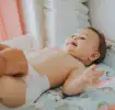 Άντρας αλλάζει την πάνα σε μωράκι