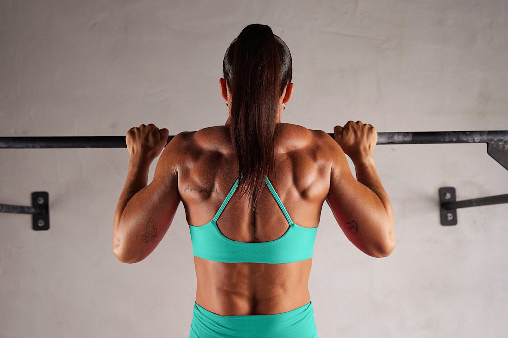 Laura pull-up back shot
