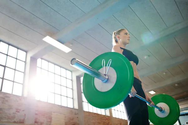 Woman doing mixed grip deadlift