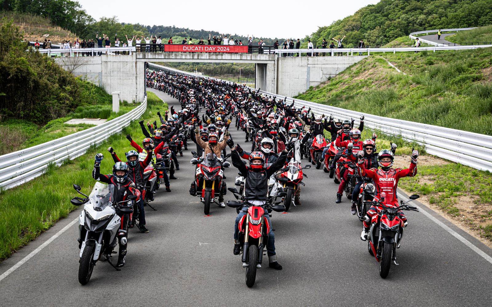 ドゥカティ モンスター1000SIE 黒 車検予備検対応車 半額配送キャンペーン  期間限定価格 現状渡し諸経費０円 横浜 P-Yard Yahoo!オークション - P-Yardさんの出品リスト