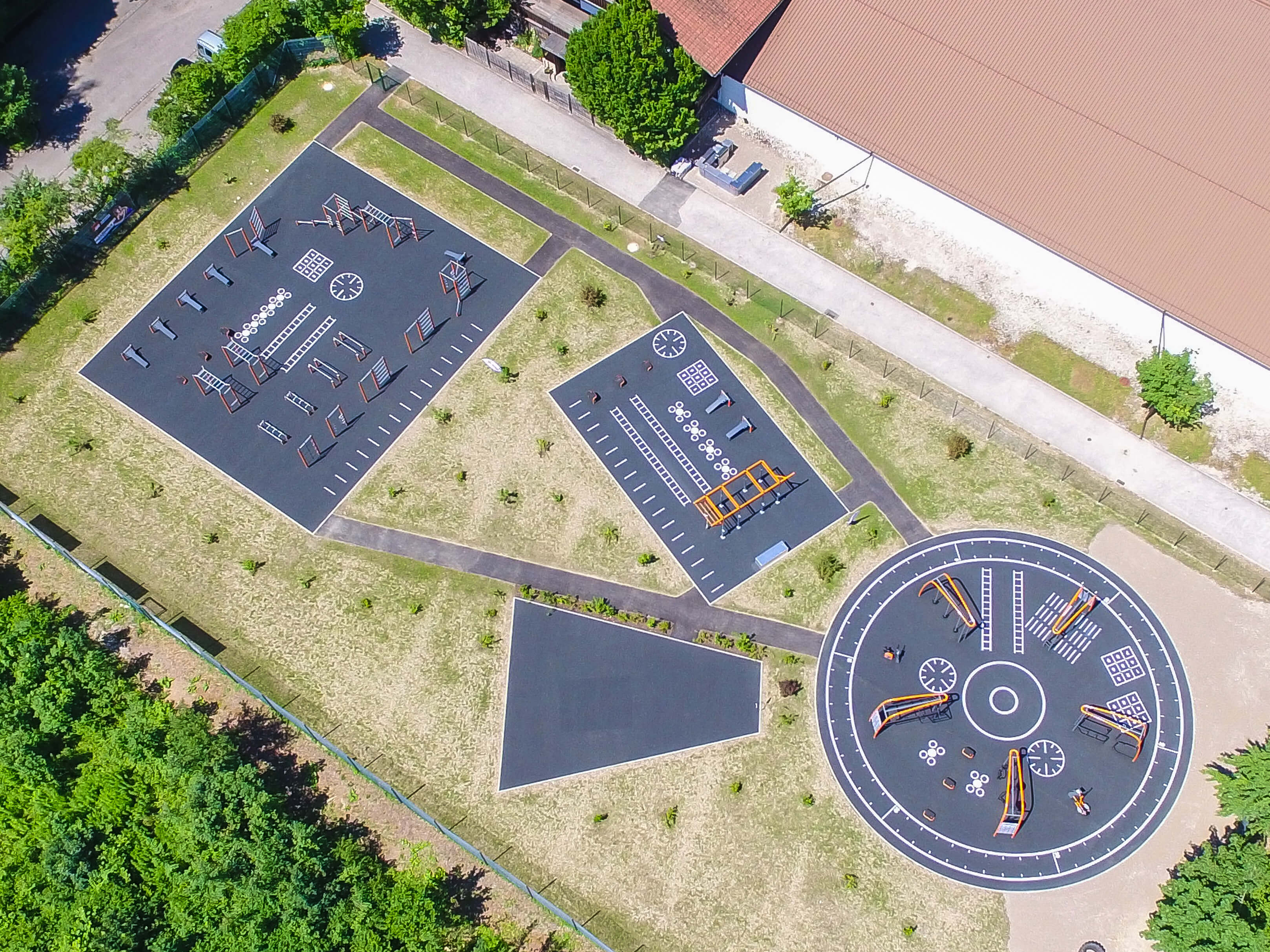 Fitnessstudio im Freien in Deutschland mit mehreren Outdoor-Fitnessgeräten