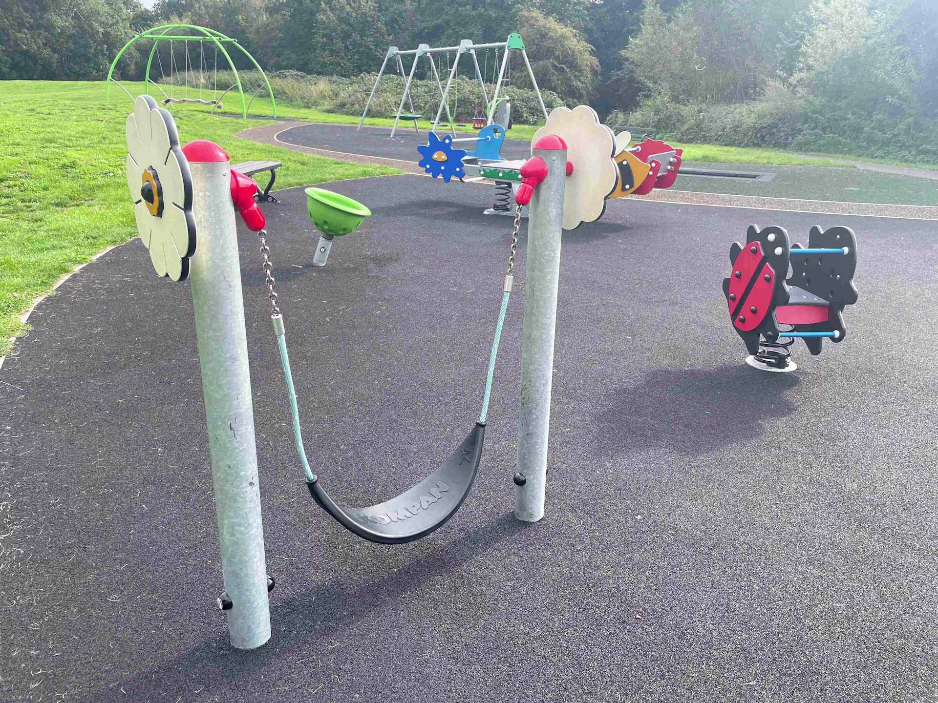 Laburnum Avenue, Staffordshire_UK_M951_M168_ELE400024_M186