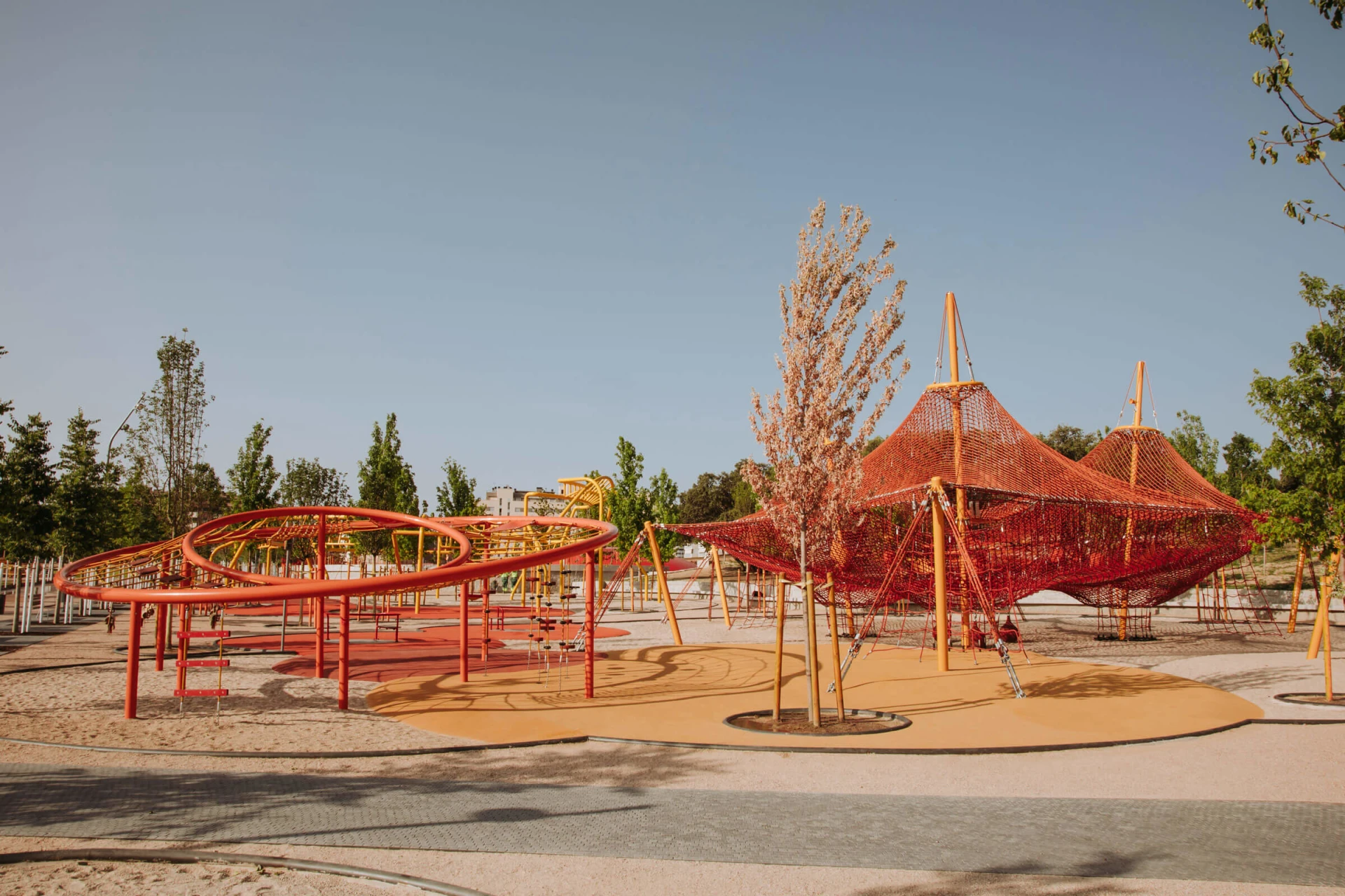 zona de juegos de cuerdas a medida en un parque de España