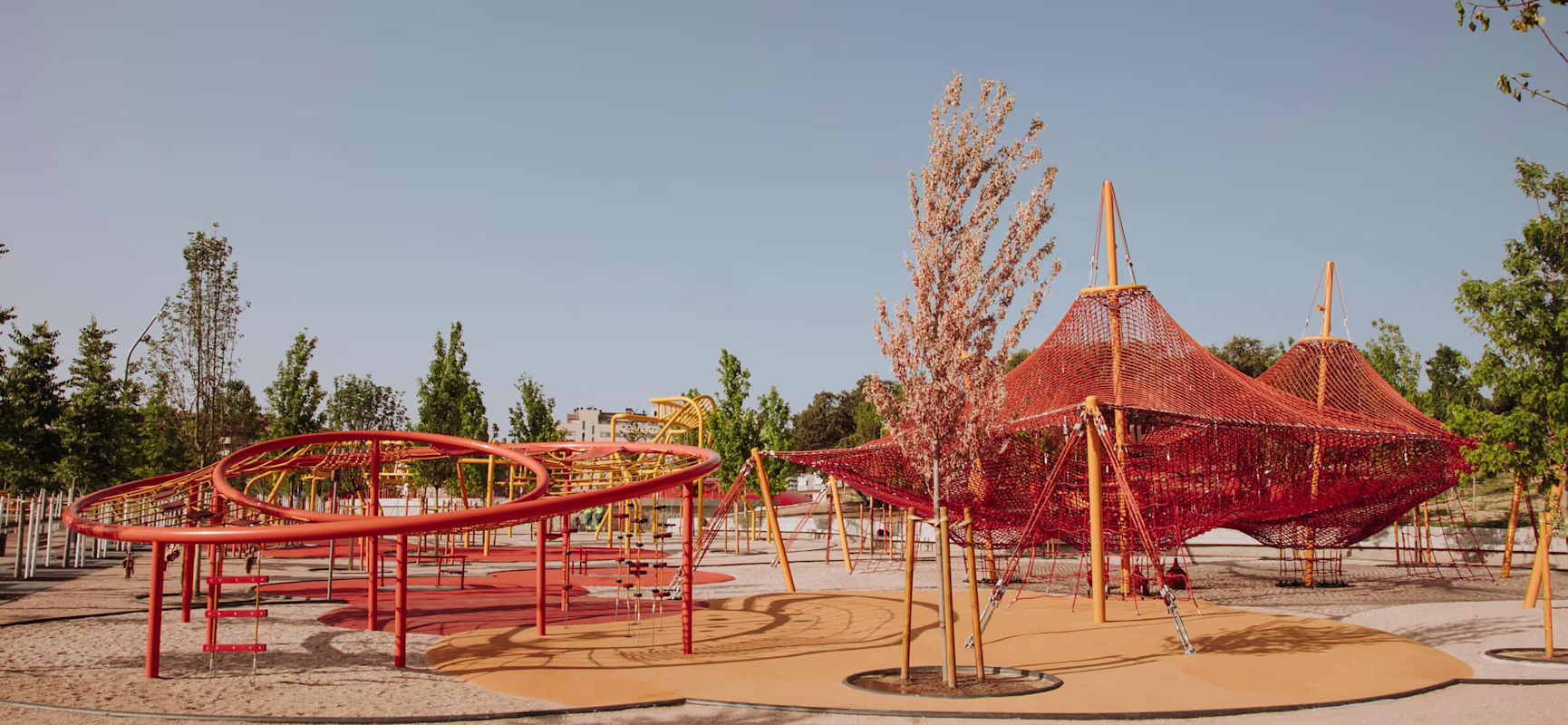 zona de juegos de cuerdas a medida en un parque de España