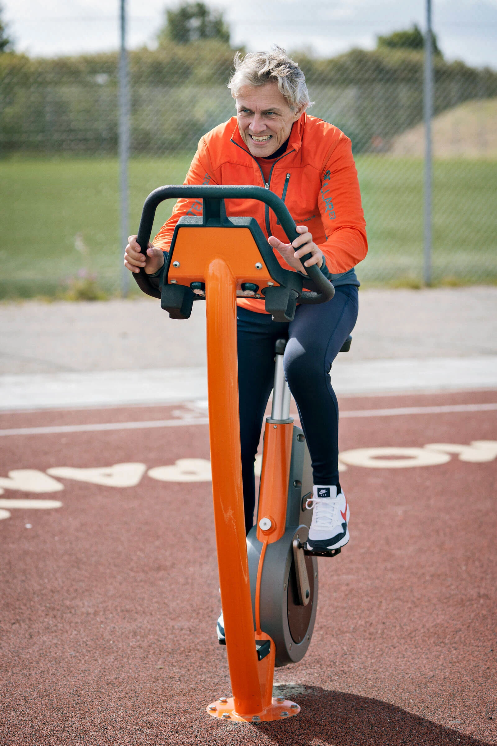en äldre man som tränar på en stationär motionscykel utomhus