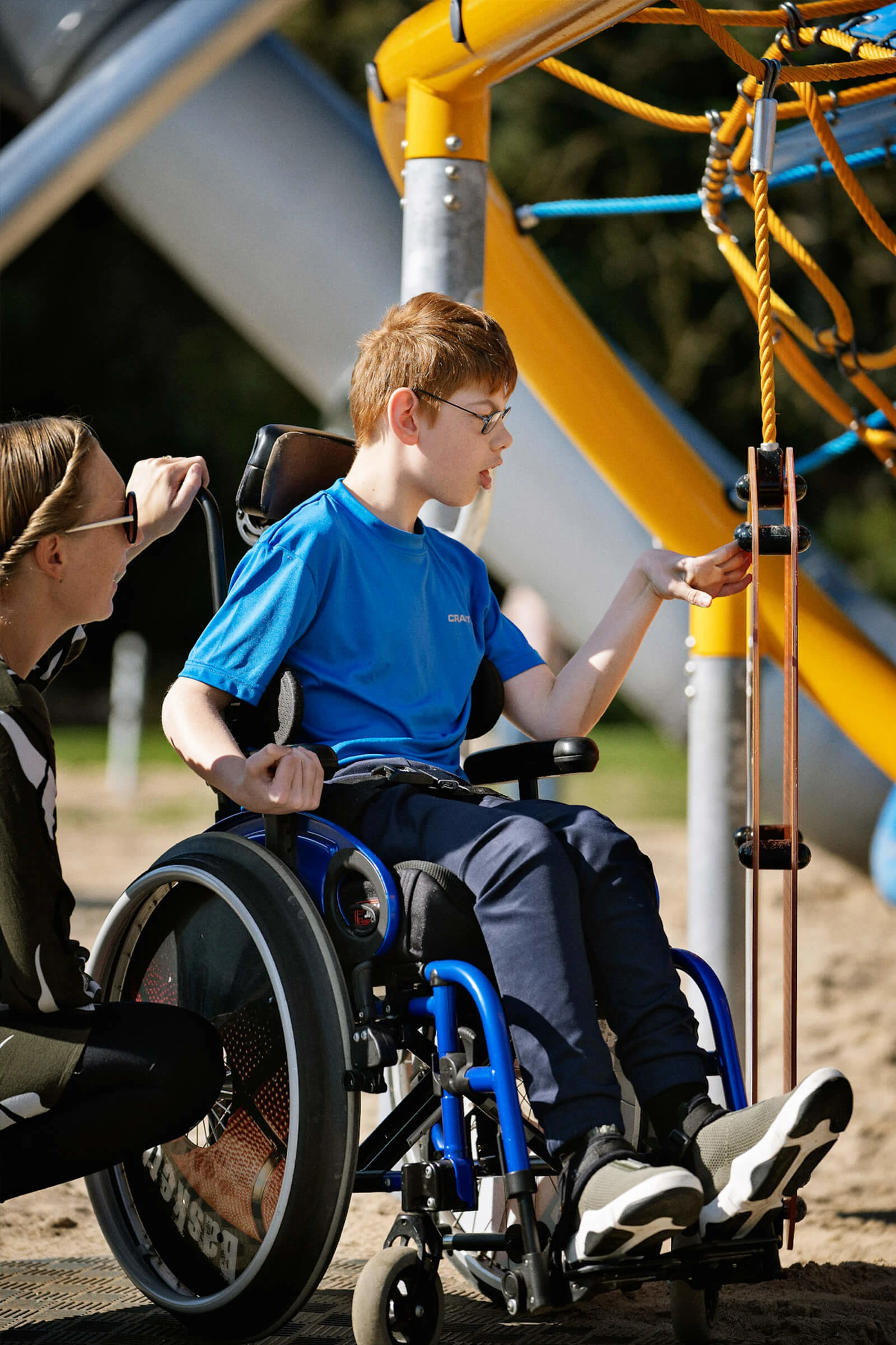 Inclusieve sensorische spelpanelen op grondniveau, bereikbaar voor rolstoelgebruikers