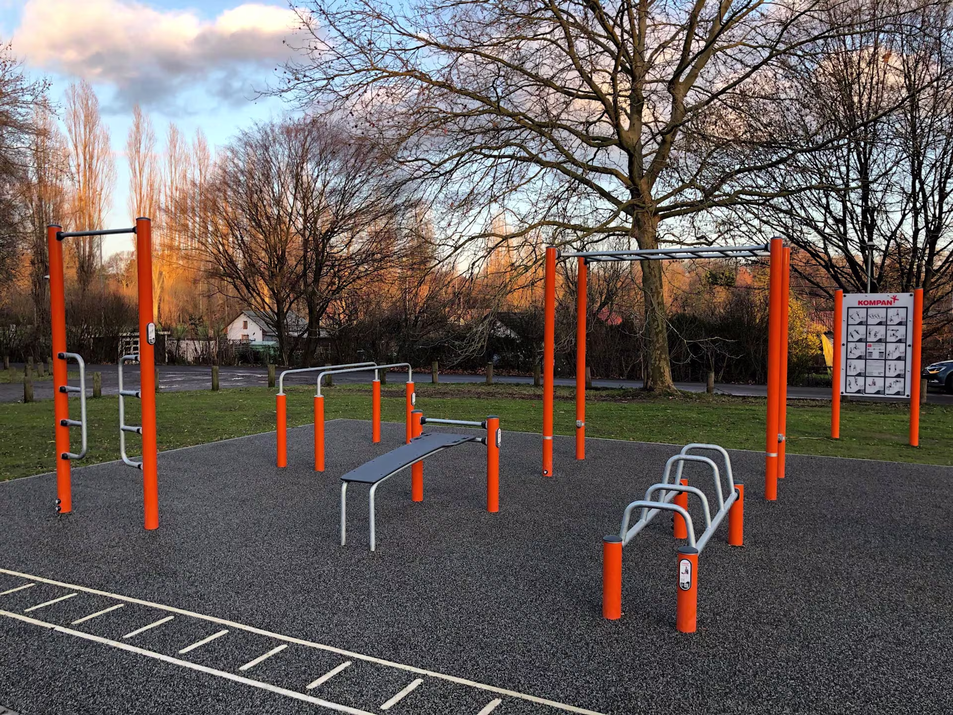 Fitnessschild zur Erläuterung der verschiedenen Trainingsarten in einem Outdoor Fitnessstudio