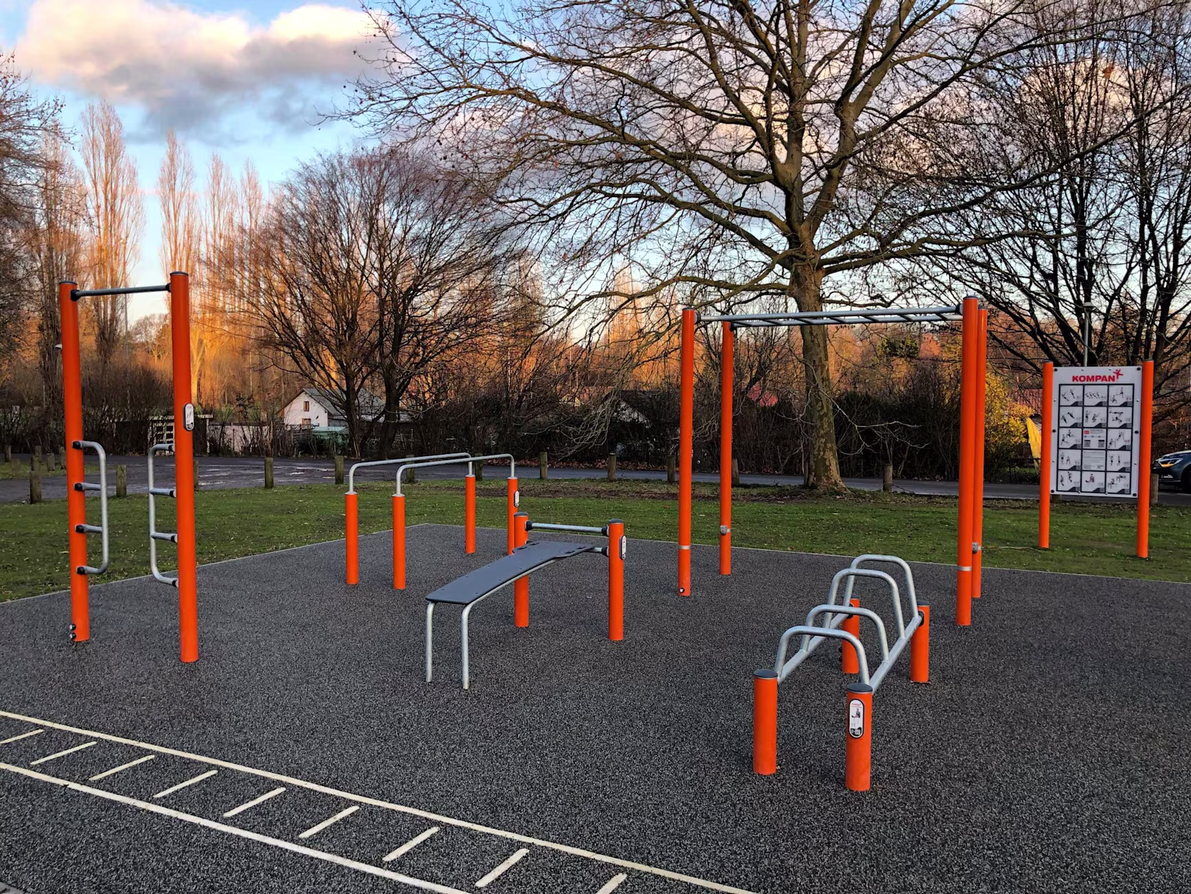 Fitnessschild zur Erläuterung der verschiedenen Trainingsarten in einem Fitnessstudio im Freien