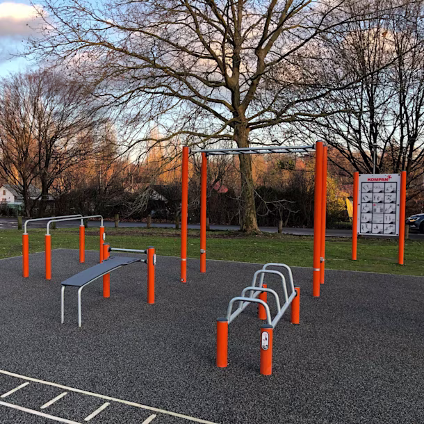 Fitnessschild zur Erläuterung der verschiedenen Trainingsarten in einem Fitnesspark im Freien